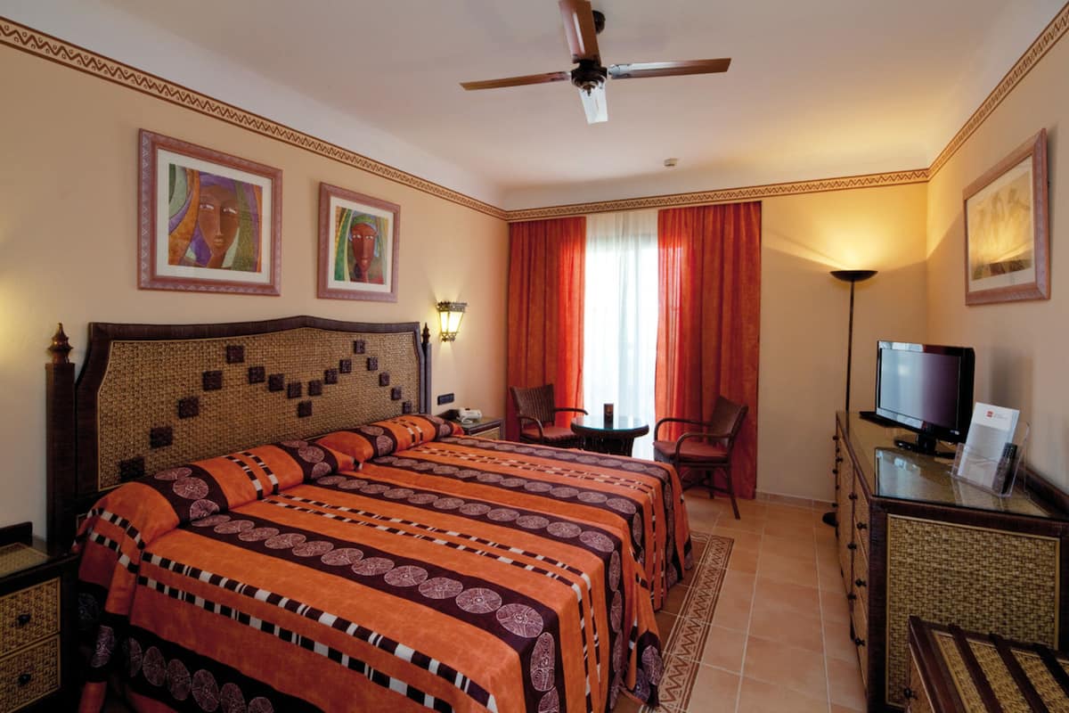In-room safe, free WiFi, bed sheets