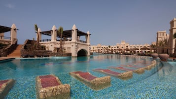 6 piscines extérieures, parasols de plage, chaises longues