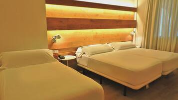 Triple Room | Desk, soundproofing, free WiFi, bed sheets