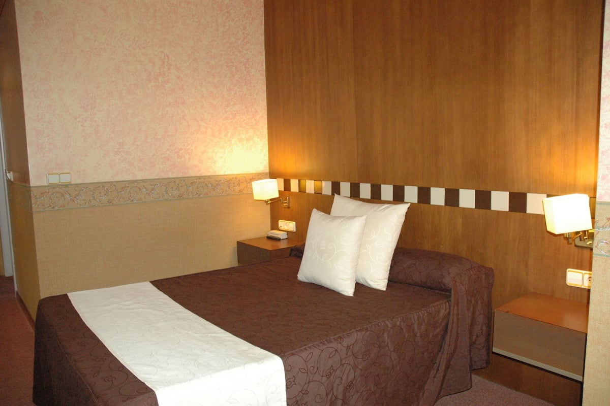 Double Room Single Use | Desk, soundproofing, free WiFi, bed sheets