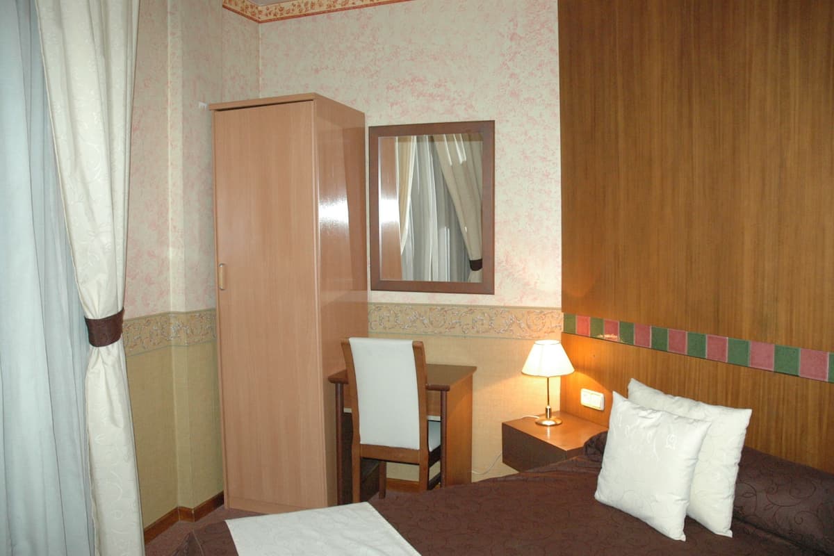 Single Room | Desk, soundproofing, free WiFi, bed sheets