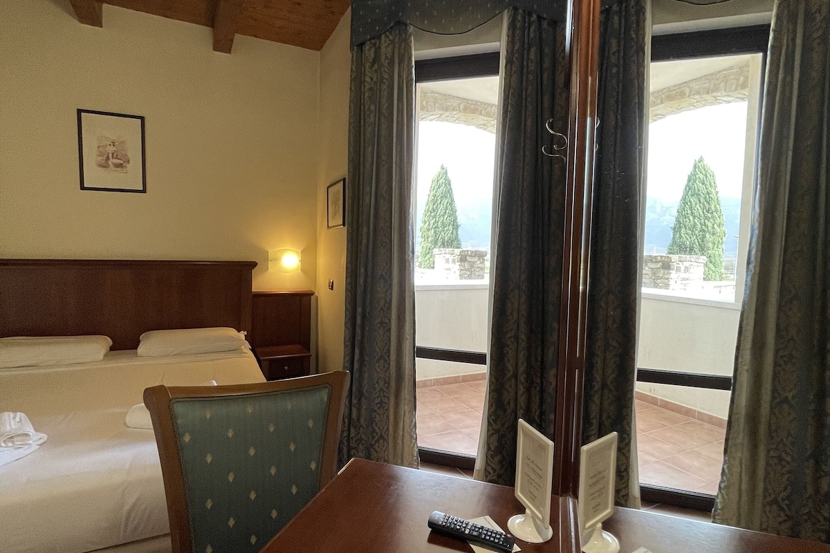 double room, private bathroom | 1 bedroom, minibar, in-room safe, individually furnished
