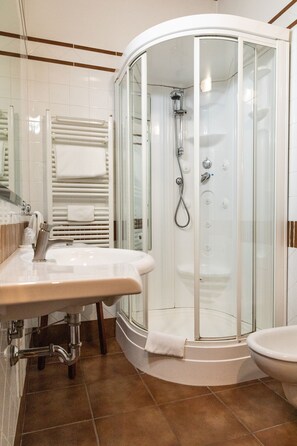 Tweepersoonskamer | Badkamer | Designer toiletartikelen, een haardroger, een bidet, handdoeken