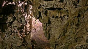 En grotta med ett vattenfall inuti.