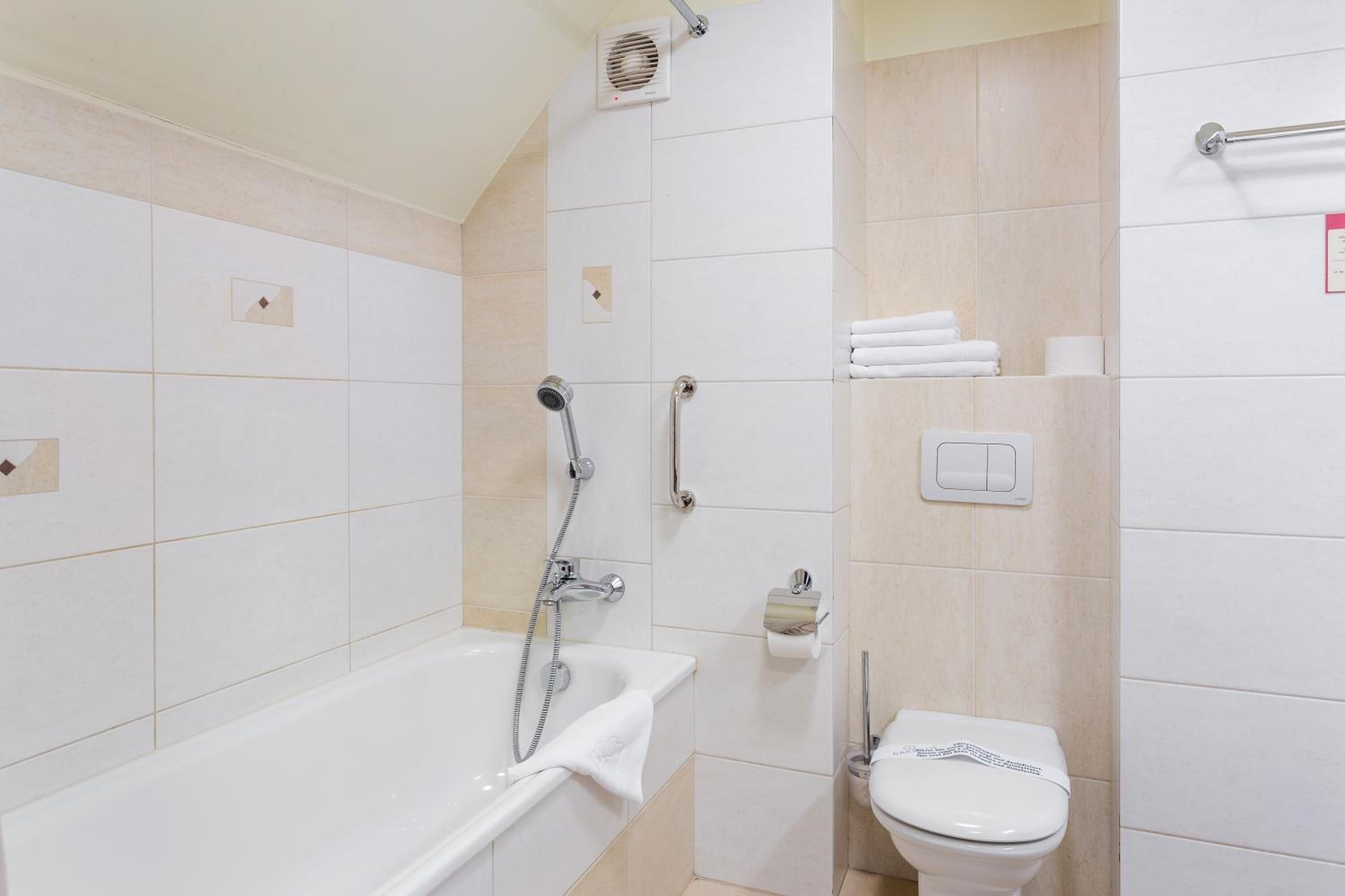 rainfall showerhead, free toiletries, hair dryer, towels