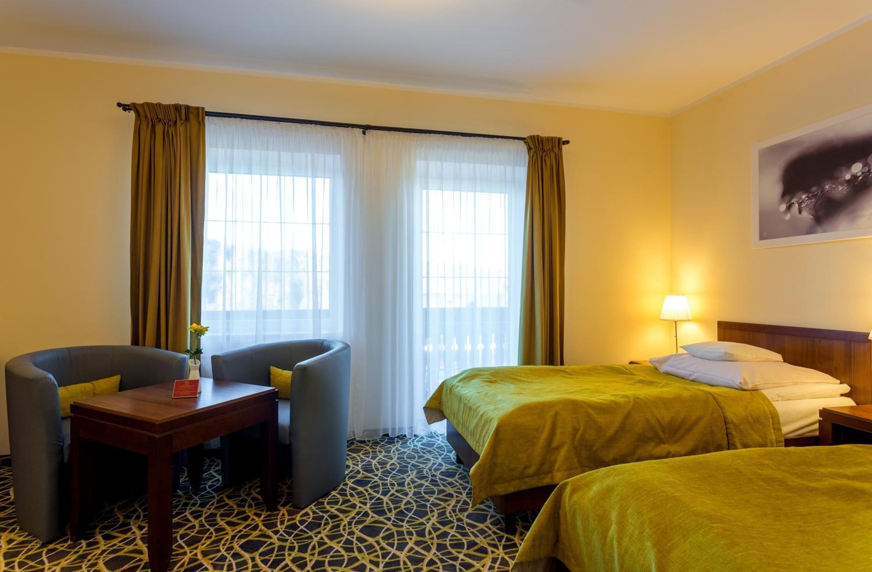 hypo-allergenic bedding, desk, free cots/infant beds, free wifi