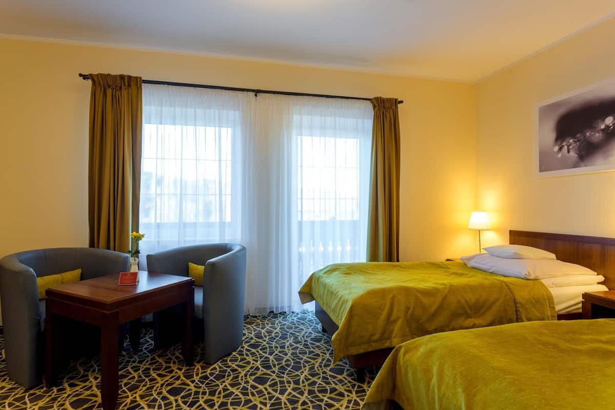 hypo-allergenic bedding, desk, free cots/infant beds, free wifi