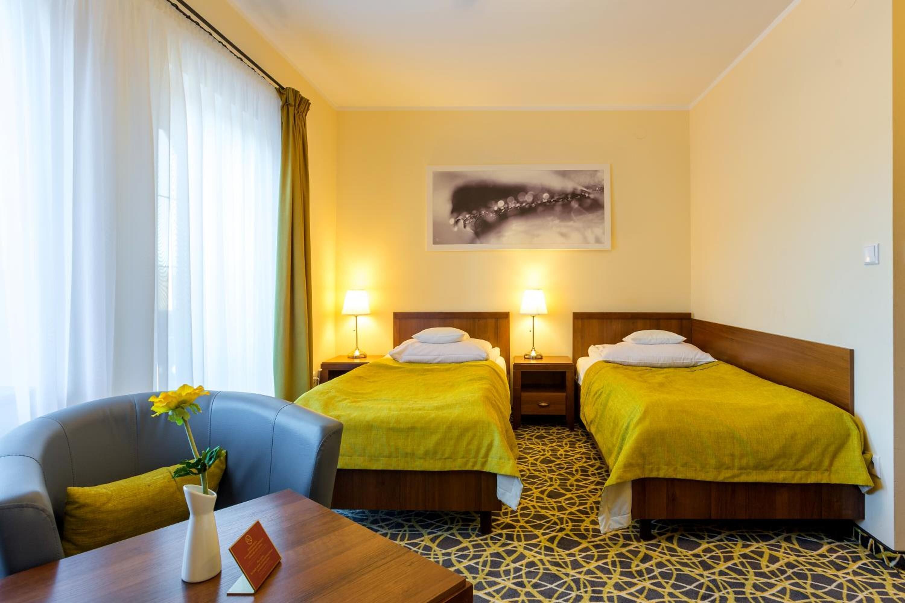 hypo-allergenic bedding, desk, free cots/infant beds, free wifi