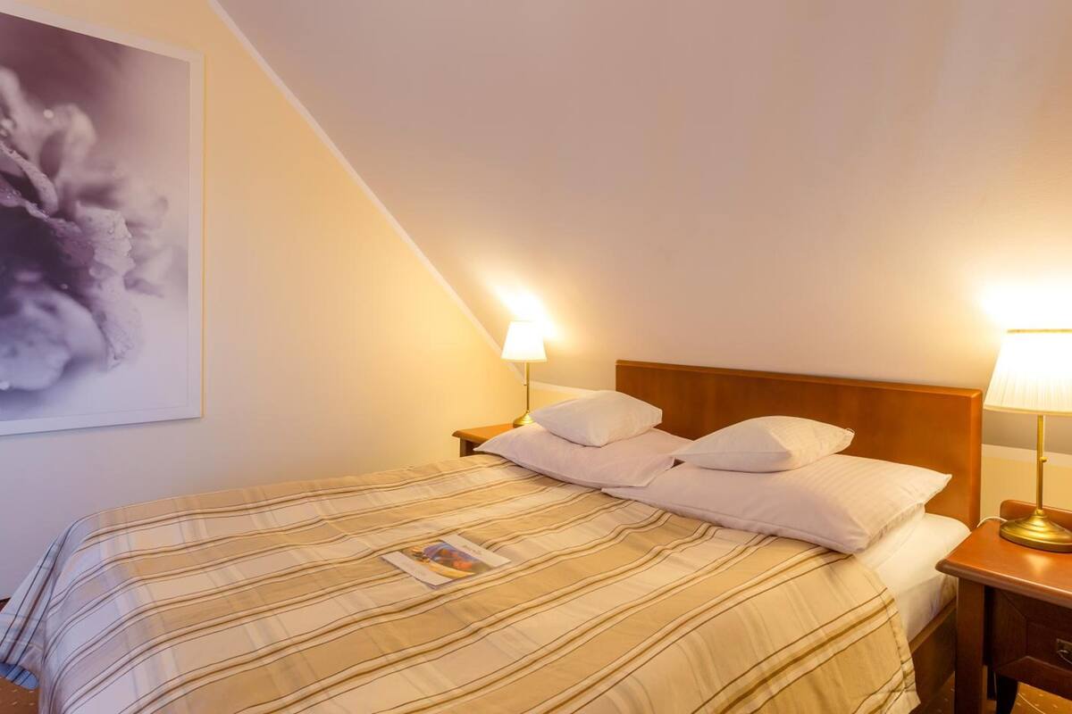 hypo-allergenic bedding, desk, free cots/infant beds, free wifi