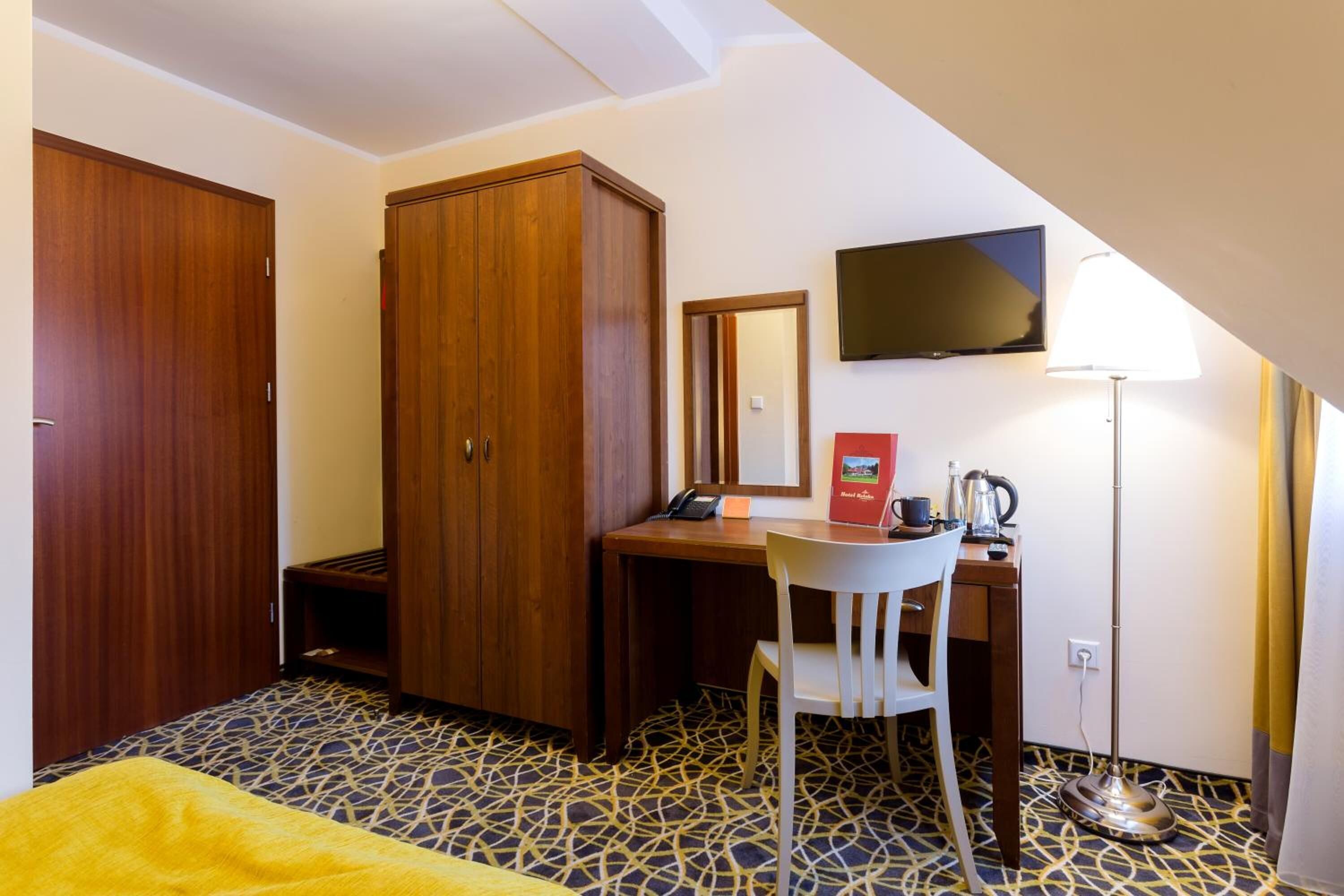 hypo-allergenic bedding, desk, free cots/infant beds, free wifi