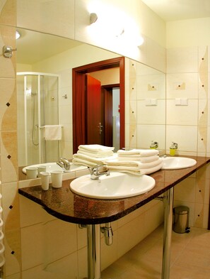 Standard Double or Twin Room | Bathroom | Rainfall showerhead, free toiletries, hair dryer, towels - Hotel Relaks Wellness & SPA (Karpacz)