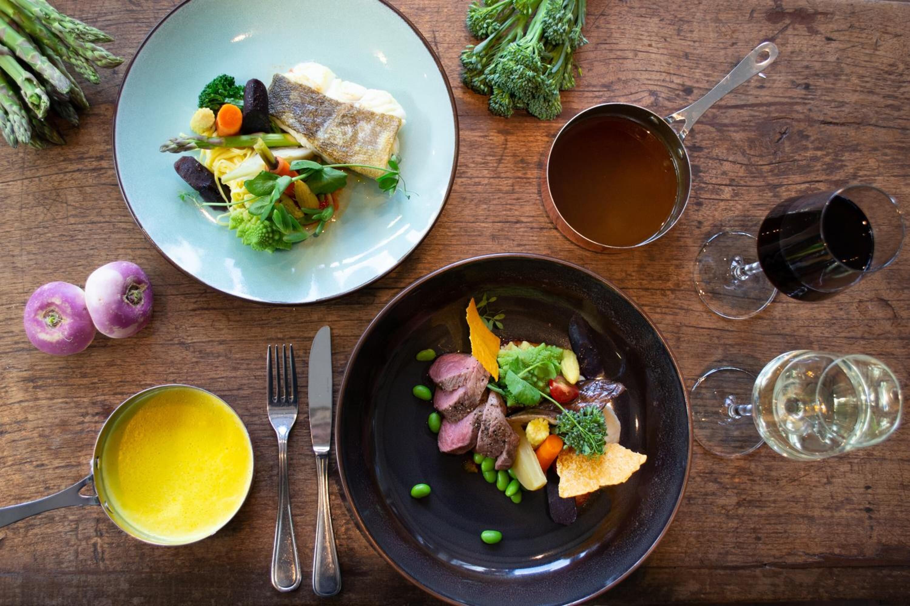 2 restaurants, lunch, dinner served; local cuisine