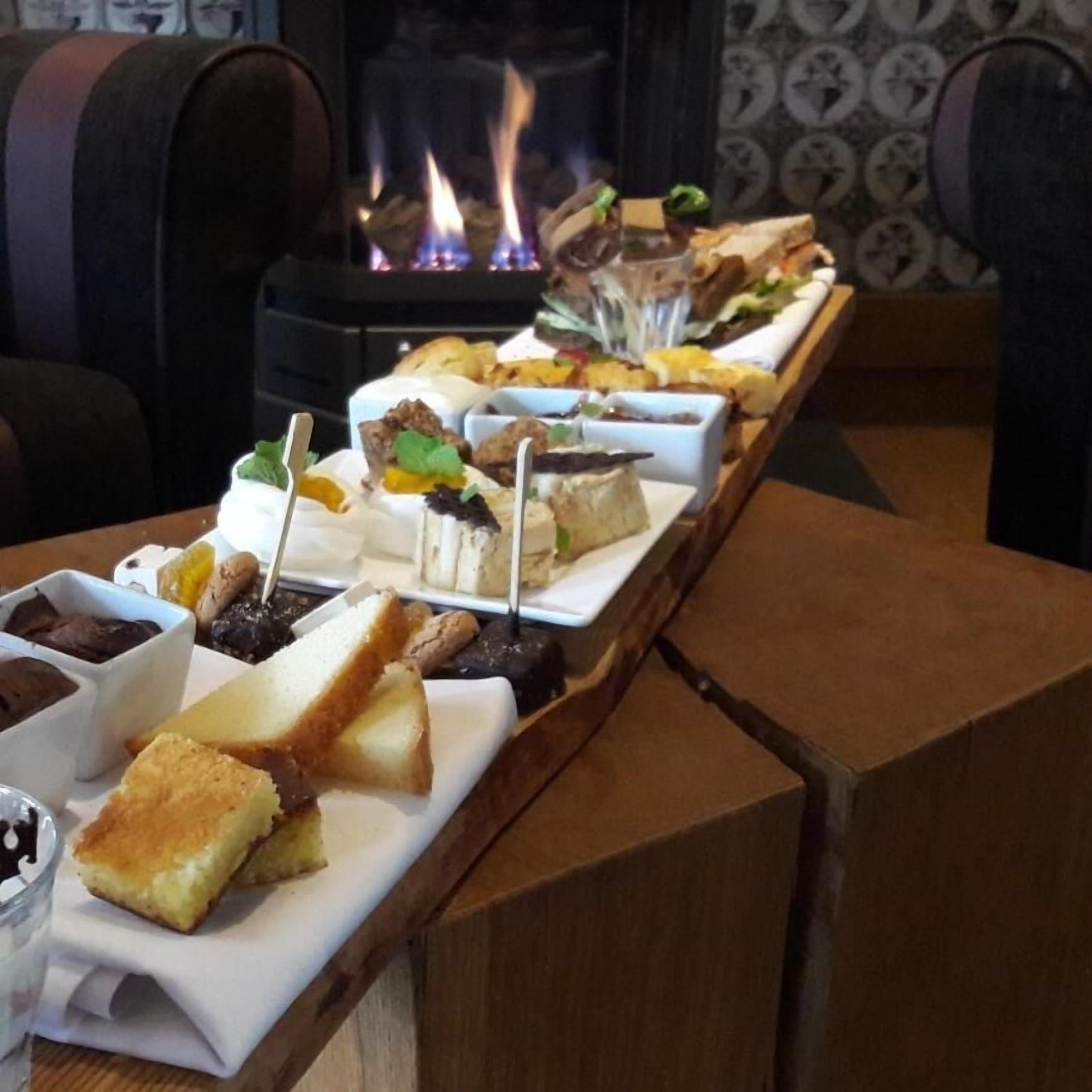 2 restaurants, lunch, dinner served; local cuisine