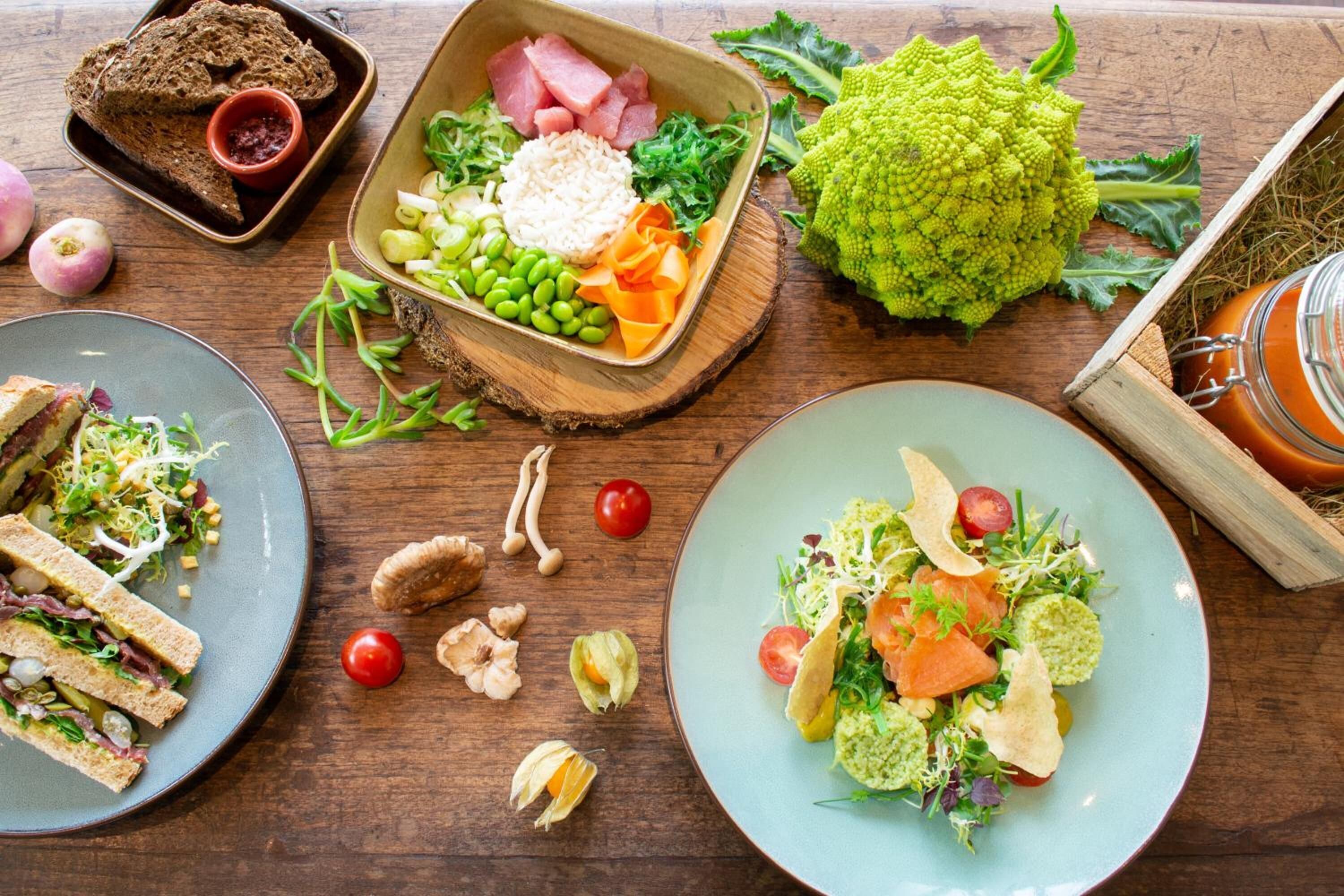 2 restaurants, lunch, dinner served; local cuisine