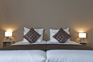 Minibar, individuell dekoriert, individuell eingerichtet, Schreibtisch