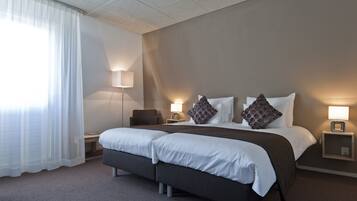 Minibar, decoración personalizada, muebles diferentes y escritorio