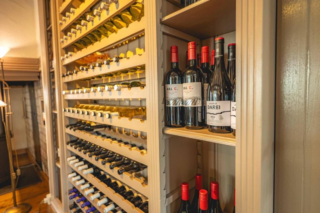 Una bodega con numerosas estanterías llenas de botellas de vino.