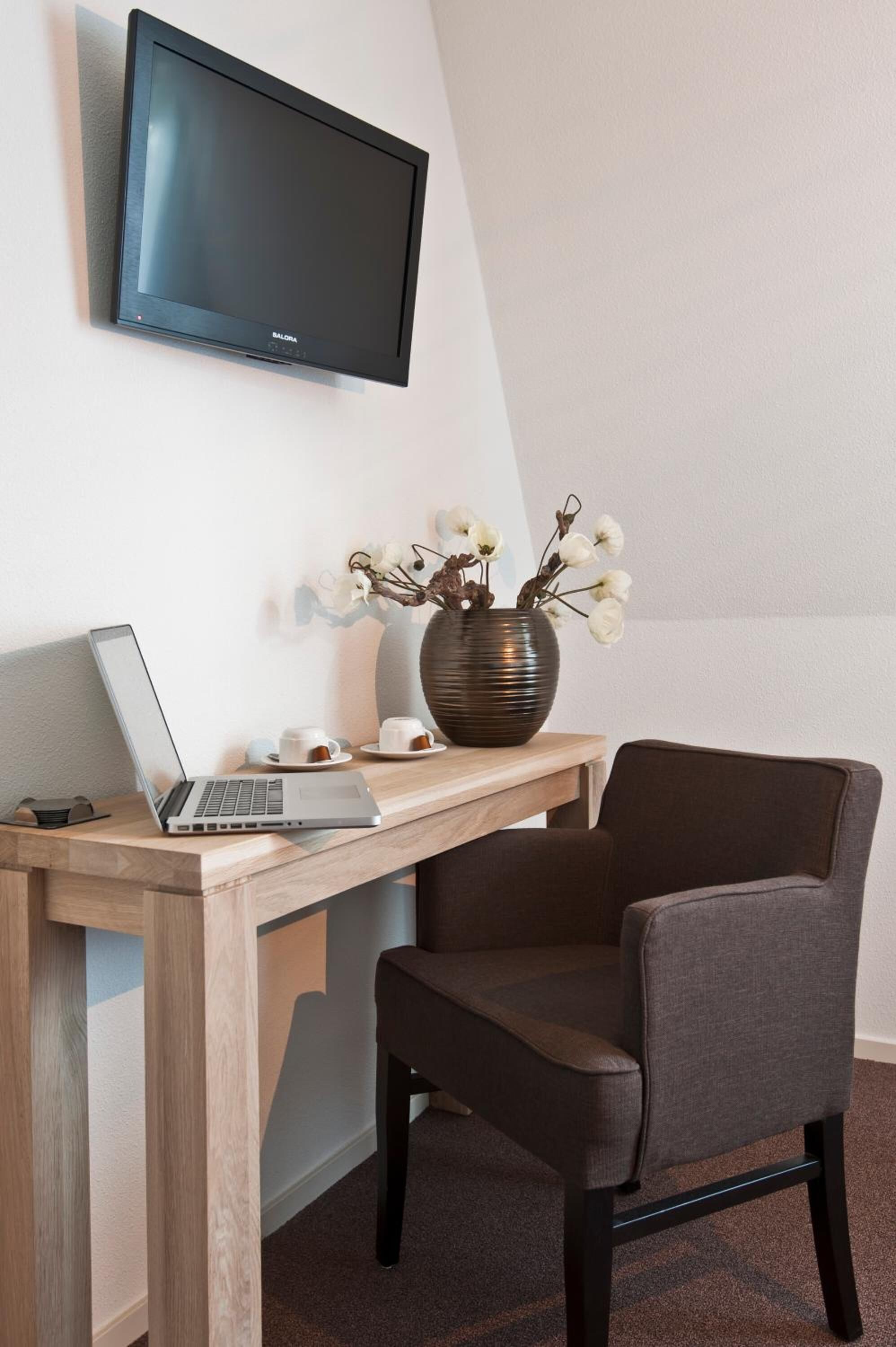 minibar, individually decorated, individually furnished, desk