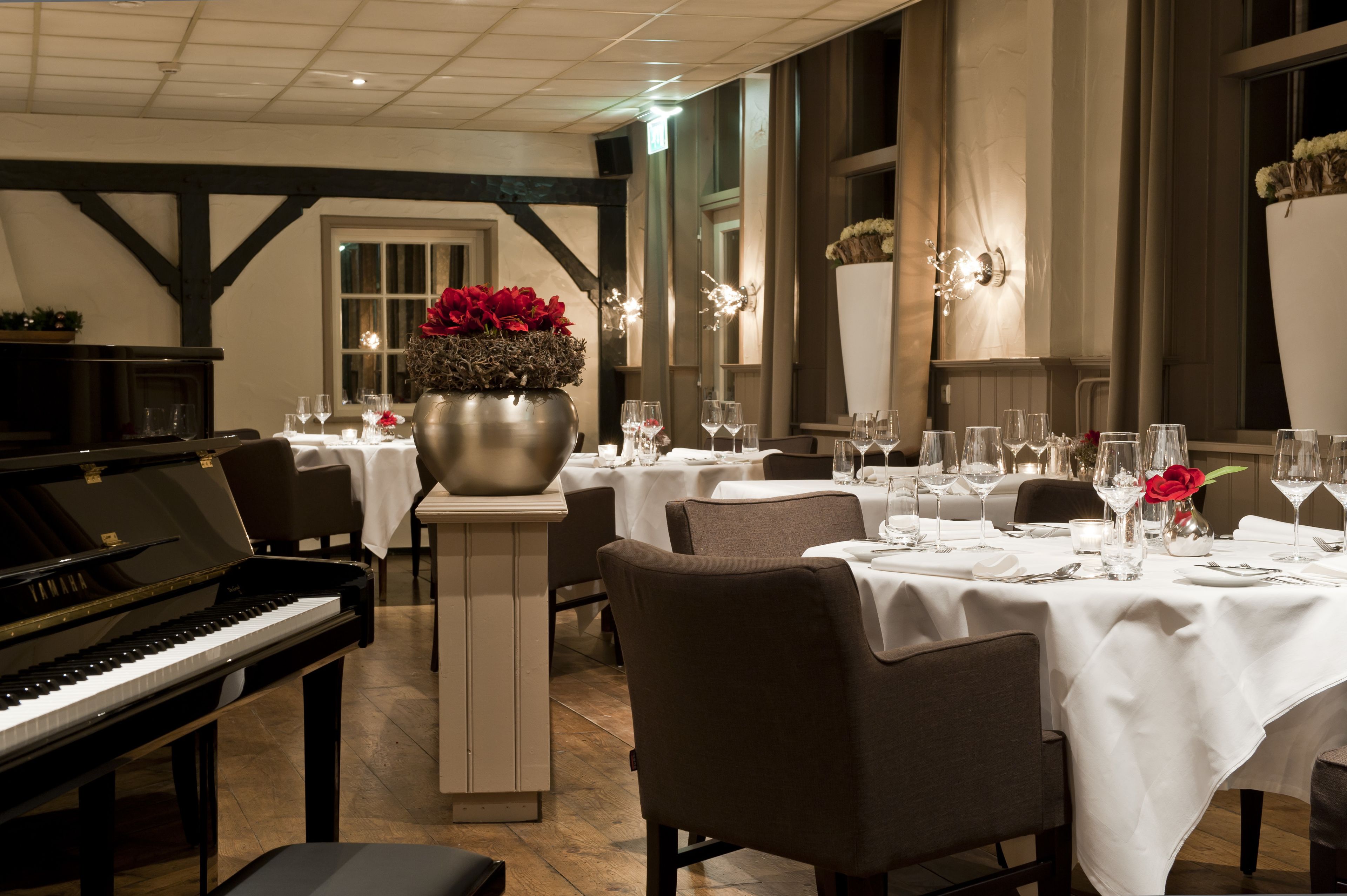 2 restaurants, lunch, dinner served; local cuisine