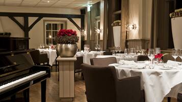 2 restaurantes, se sirven comidas, cenas y cocina local