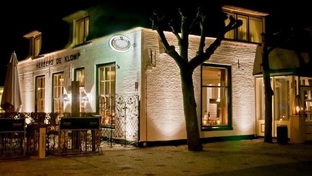 A building with a sign reading "HERBERG DE KLOMP" at night. - De Klomp - Charme Hotel & Restaurant (Vilsteren)