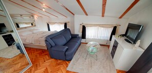 Luxury Studio Suite | Living area | LCD TV - Hotel Herc (Sarajevo)