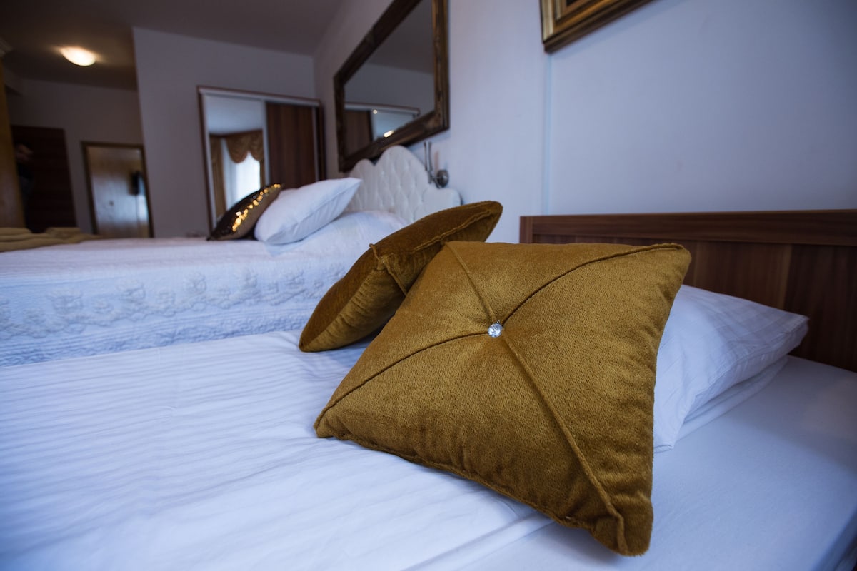 Habitación triple Confort | Ropa de cama de alta calidad y edredones de plumas