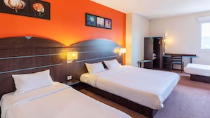 A hotel room with two beds, a desk, and a chair. - B&B HOTEL Agen Castelculier (Castelculier)