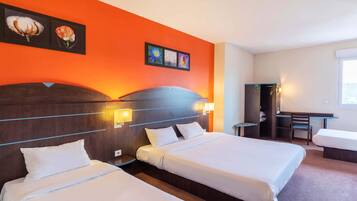 Escritorio, cortinas blackout y sistema de insonorización