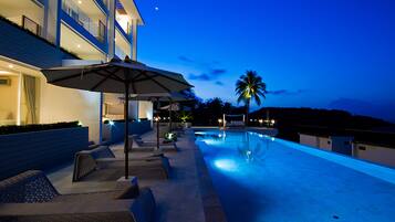 Hồ bơi ngoài trời, mở cửa từ 7:00 đến 23:00, ghế dài tắm nắng