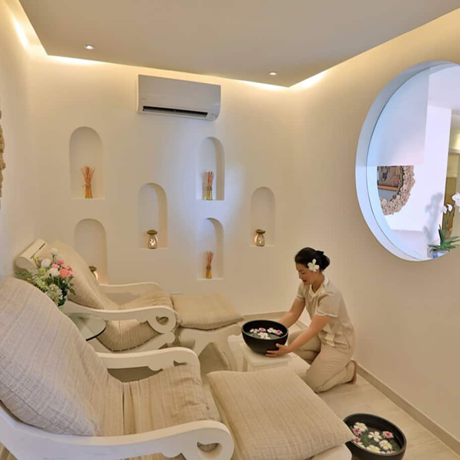 Sauna, steam room, body treatments, aromatherapy, hot stone massages