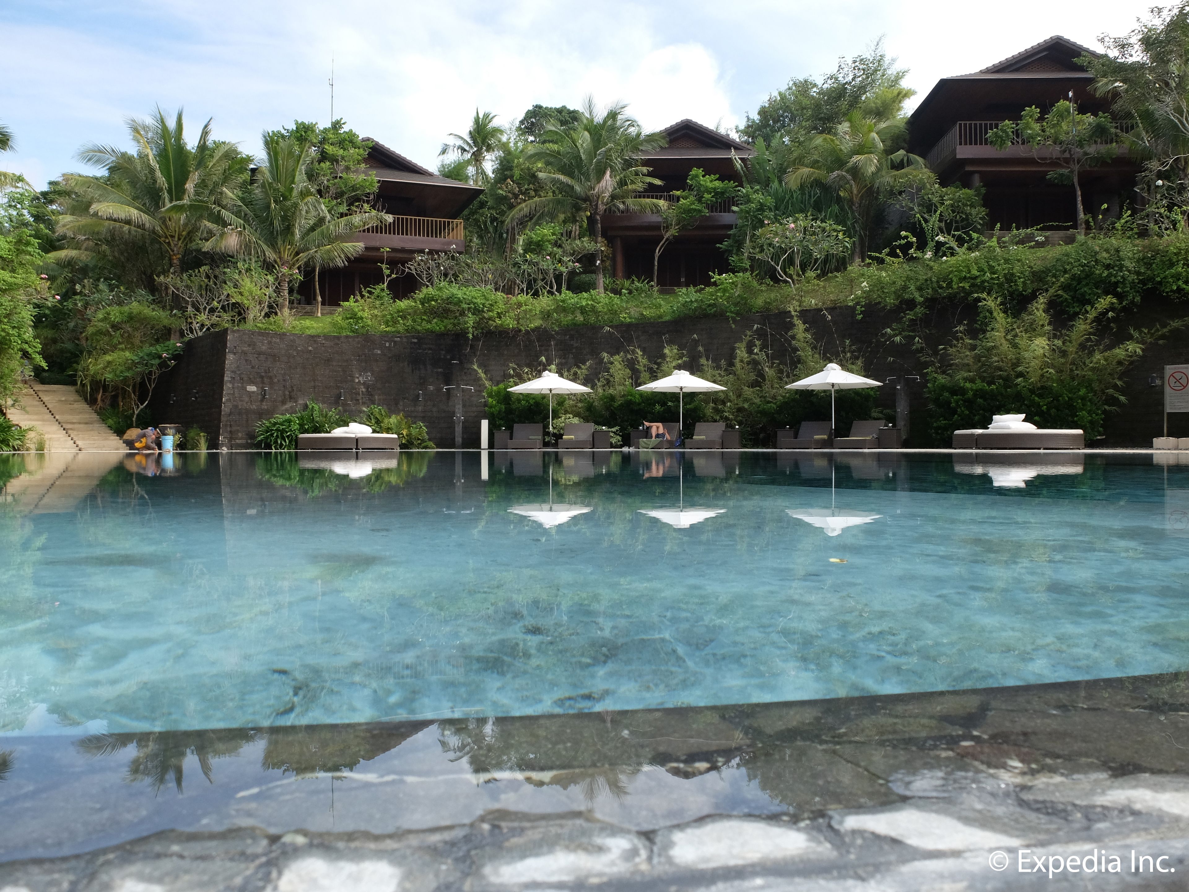 outdoor pool, open 7:00 am to 9:00 pm, pool umbrellas, pool loungers