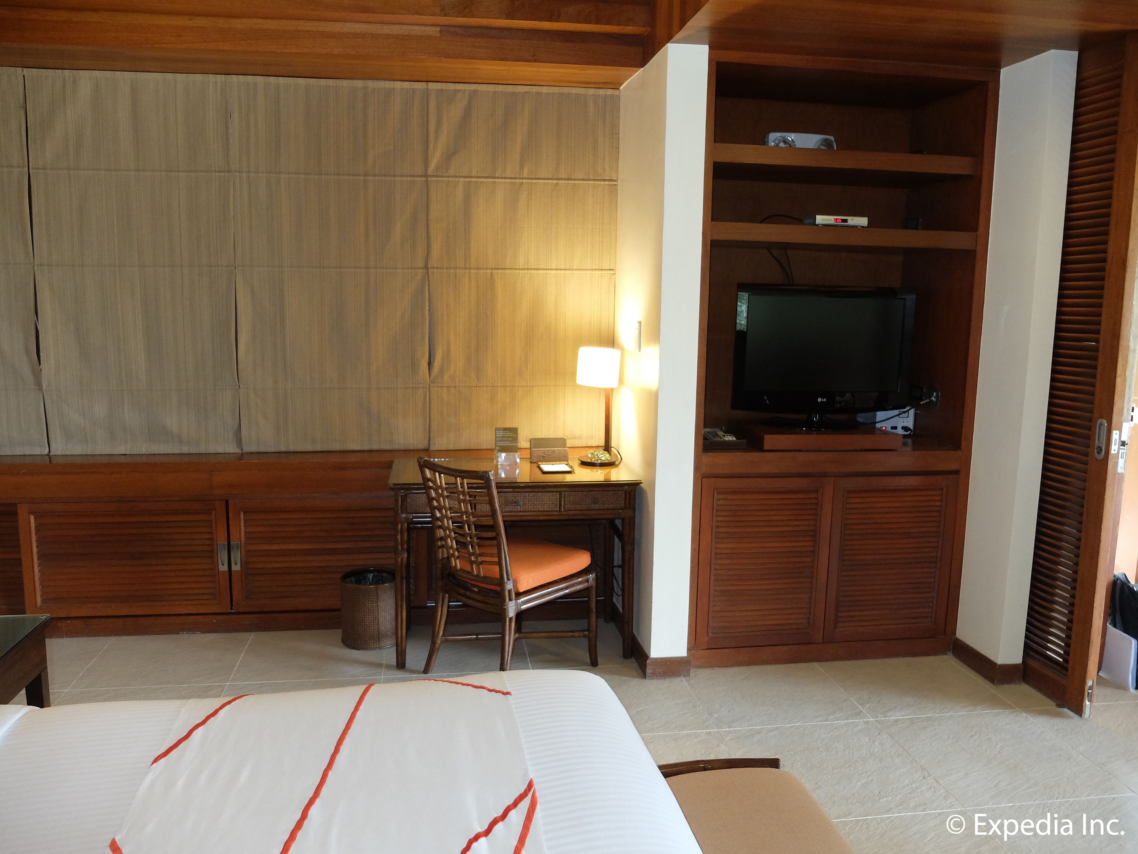 Minibar, caja de seguridad en la habitación y escritorio 
