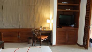 Minibar, caja de seguridad en la habitación y escritorio