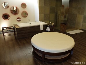 Presidential Suite, 1 King Bed | Bathroom | Combined shower/bathtub, deep-soaking bathtub, rainfall showerhead - Asya Premier Suites (Boracay Island)