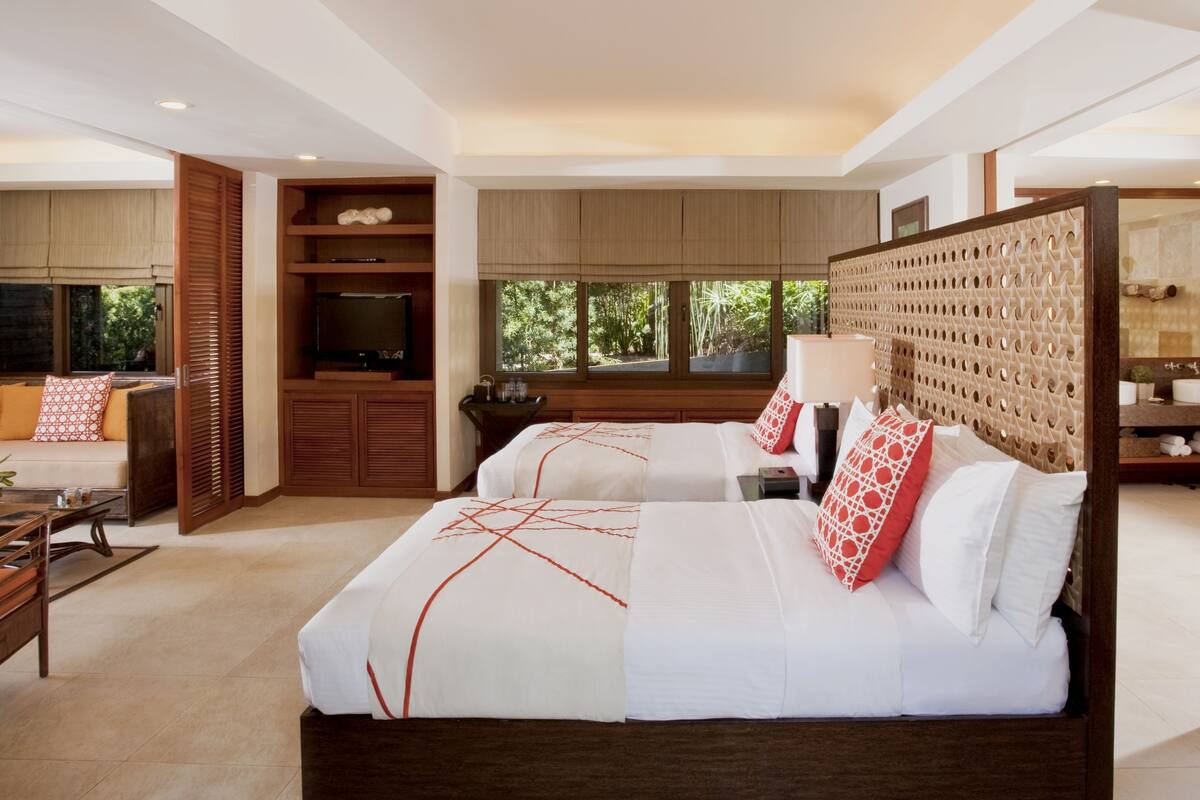 premiere suite twin | 1 bedroom, minibar, in-room safe, desk