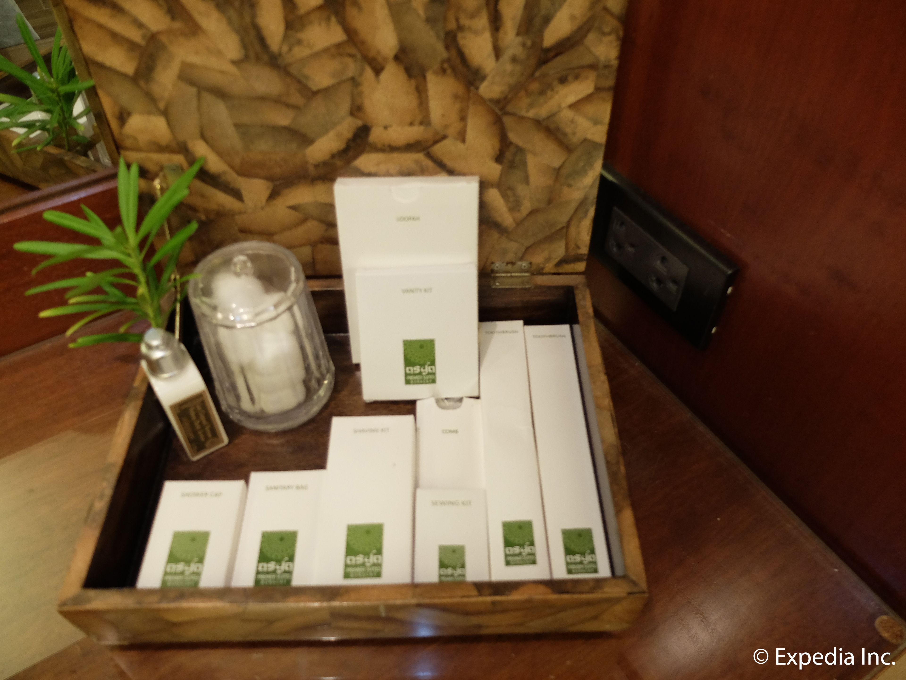 combined shower/bathtub, deep-soaking bathtub, rainfall showerhead