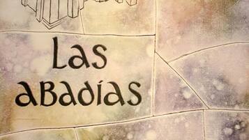 Un mosaico que muestra una casa y el texto "Las Abadías".