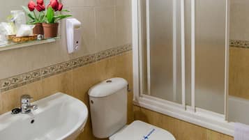 Tweepersoonskamer | Badkamer | Gratis toiletartikelen, een haardroger, handdoeken
