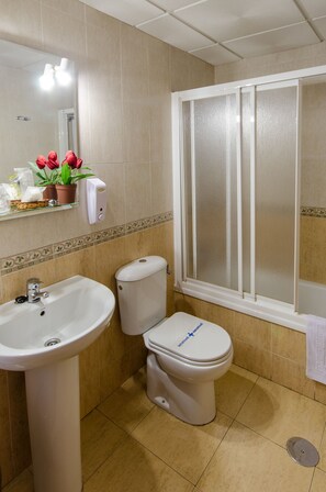 Double Room | Bathroom | Free toiletries, hair dryer, towels - Hostal Las Abadias (Merida)