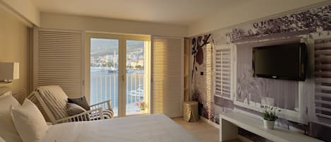 Double Room, Sea View | Minibar, in-room safe, desk, blackout drapes