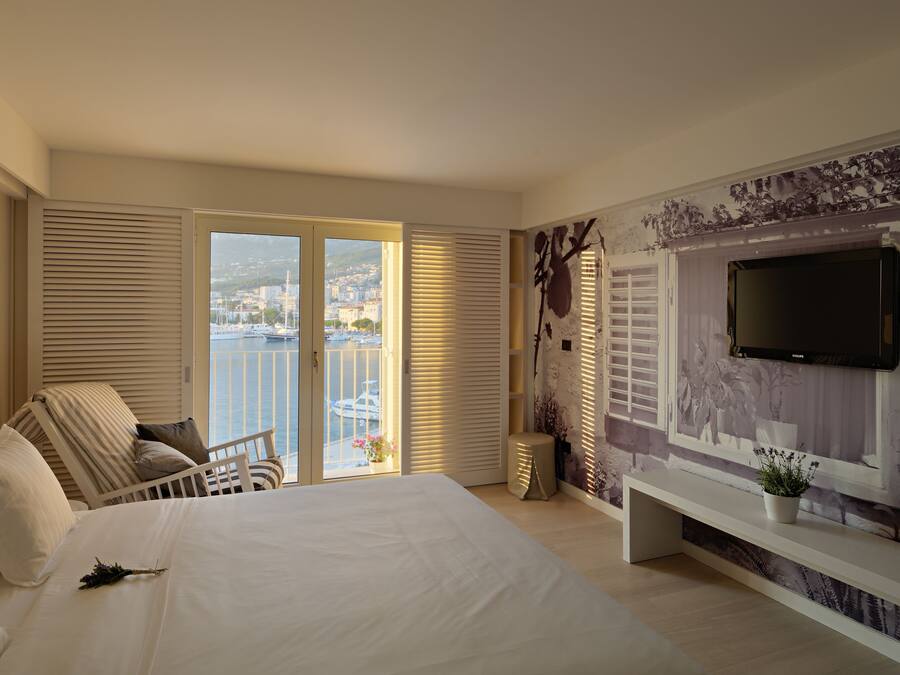 Double Room, Sea View | Minibar, in-room safe, desk, blackout drapes