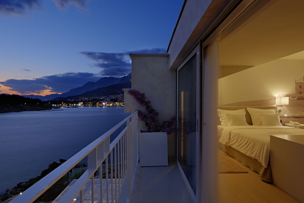 Suite, Sea View | City view