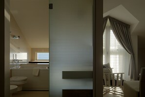 Suite, vue sur la mer | Salle de bain | Baignoire profonde, articles de toilette (gratuits), séchoir à cheveux