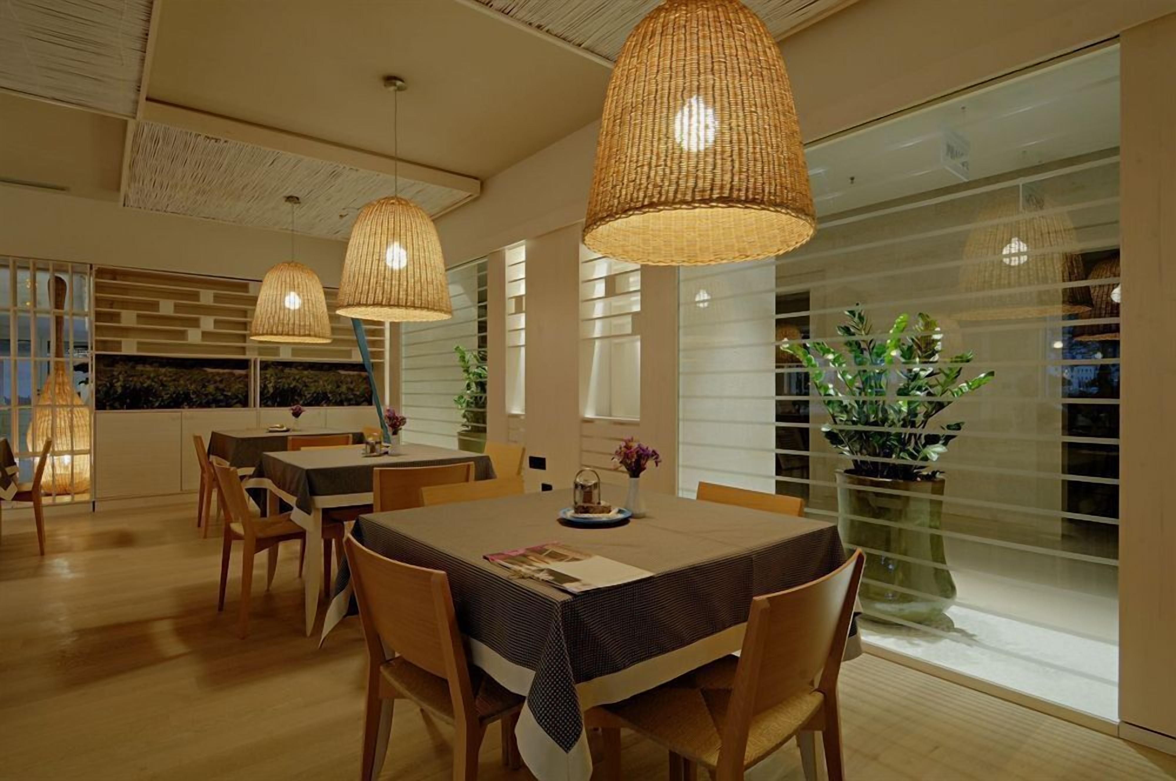 2 restaurants, breakfast served