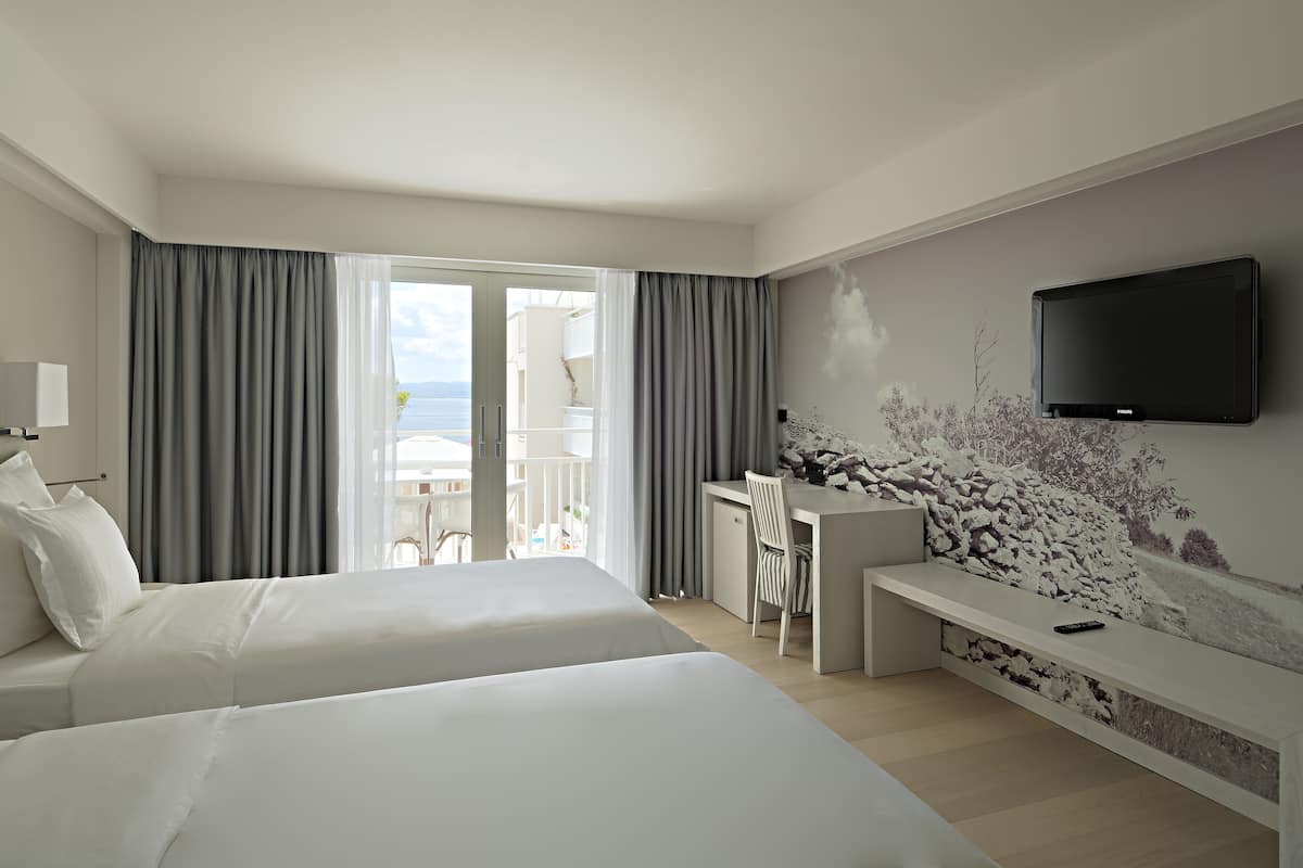 double room, balcony, partial sea view | minibar, in-room safe, desk, blackout curtains