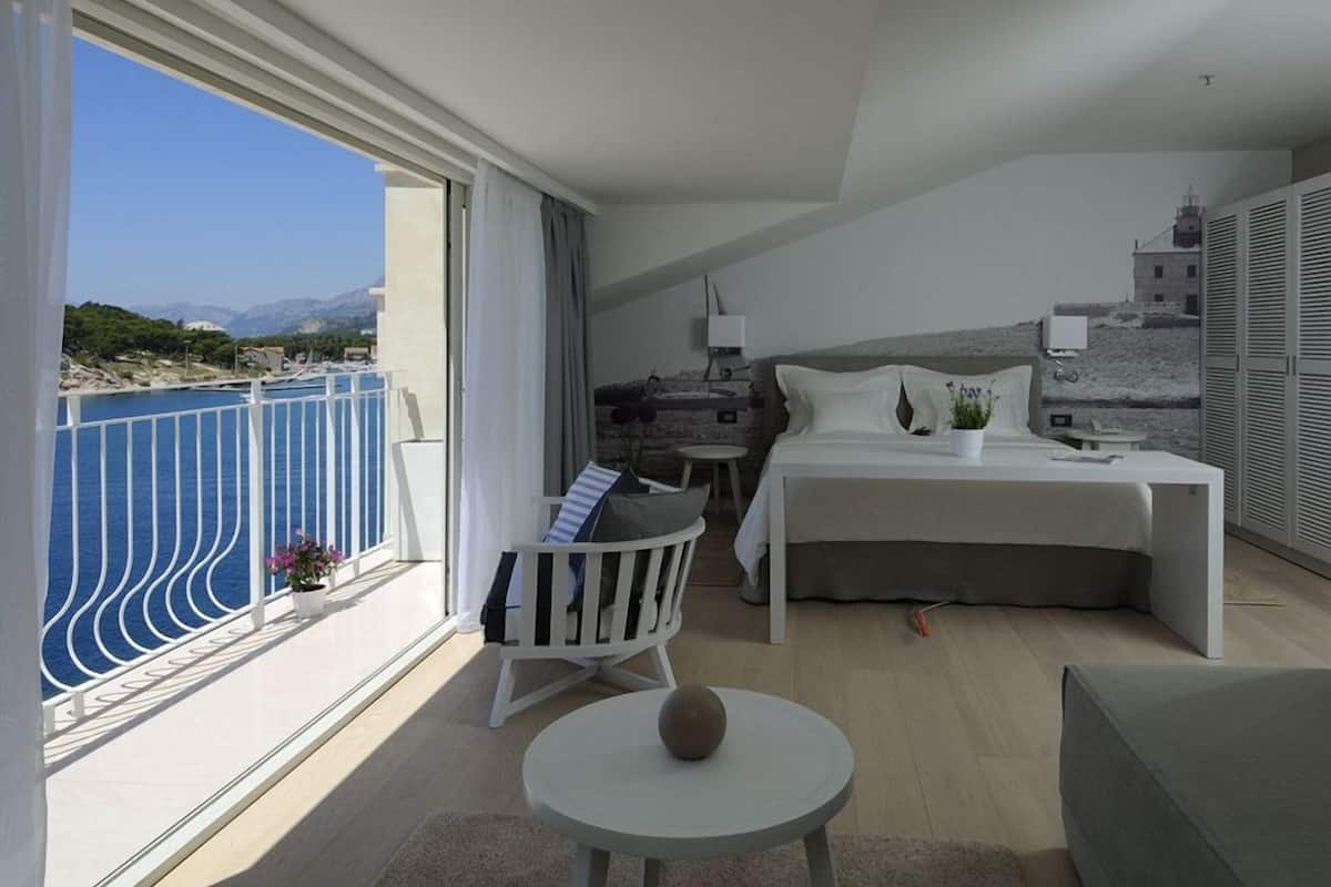 suite, sea view | minibar, in-room safe, desk, blackout curtains