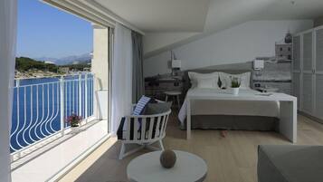 Suite, vista al mar | Minibar, caja de seguridad en la habitación y escritorio