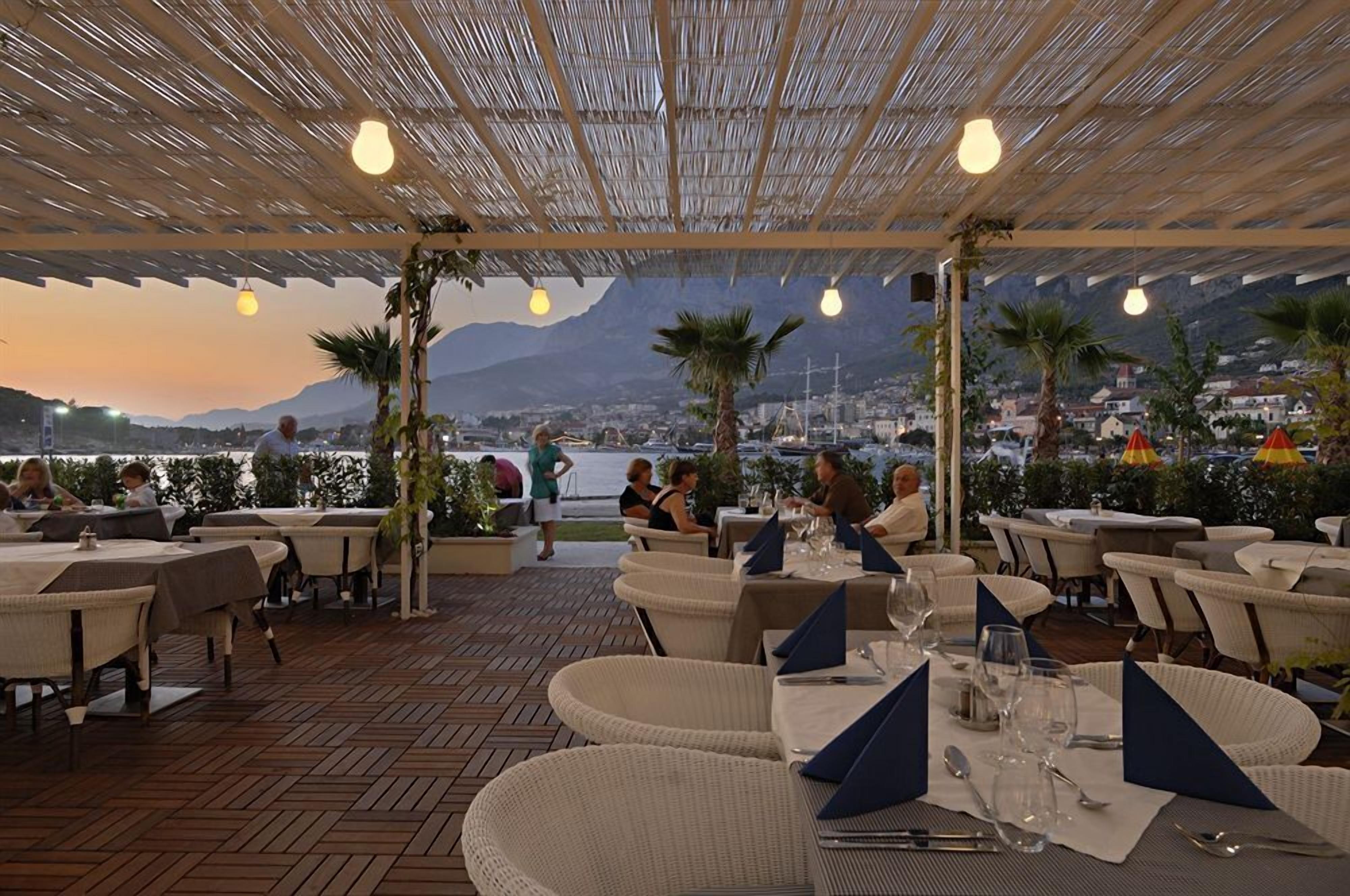 2 restaurants, breakfast served