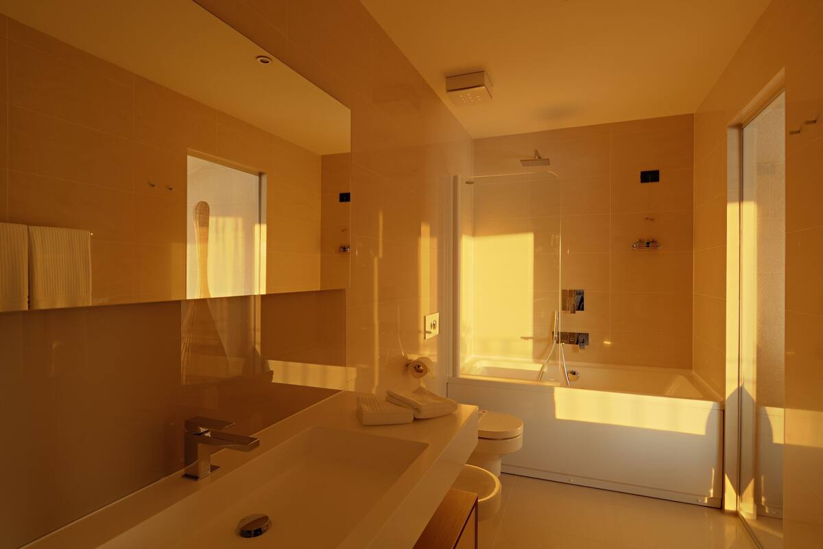 double room, sea view | bathroom | deep-soaking bathtub, free toiletries, hair dryer, bidet